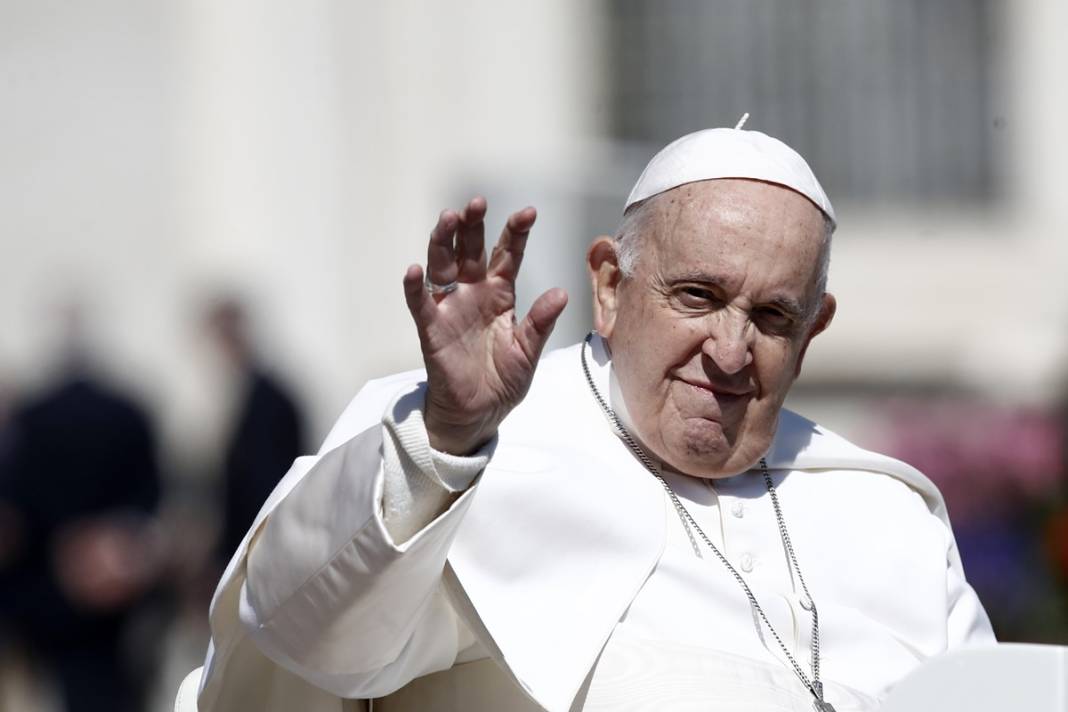 Papa, gençlerin ayaklarını yıkayıp öptü! Bakın neden... 1